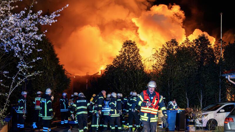 Landkreis Harburg: Ein Wohnhaus steht in Vollbrand.