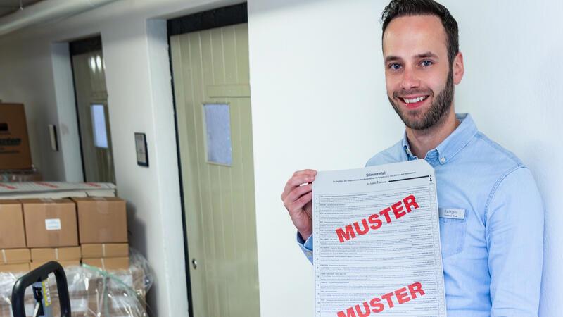Europawahl im Kreis Stade: Was Sie wissen müssen Landkreismitarbeiter Arved Rathjens hat die Stimmzettel zur Verteilung an die Kommunen im Stader Kreishaus vorbereitet.