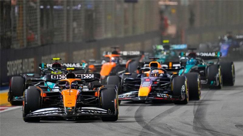 Lando Norris erwischt endlich mal einen guten Start von der Pole.