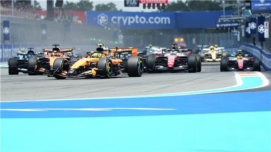 Lando Norris im McLaren lässt die Konkurrenz hinter sich.