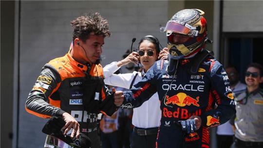 Lando Norris (l) konnte Max Verstappen in der Sprint-Qualifikation hinter sich lassen.