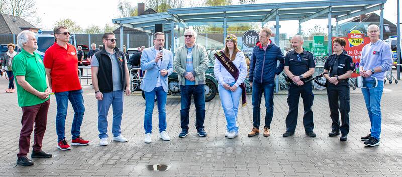 „Gurt anlegen!“ – Jeder dritte Verkehrstote im Kreis Stade war nicht angeschnallt Landrat Kai Seefried (3. v. li.) dankte den Beteiligten am Verkehrssicherheitstag und den Veranstaltern des Drochterser Blütenfestes.