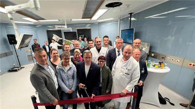 Roboter im Elbe Klinikum: Das bietet Stades neuer OP-Saal Landrat Kai Seefried, Aufsichtsratsvorsitzender der Elbe Kliniken Stade-Buxtehude, durchschneidet das rote Band zur Freigabe des neuen OP-Saals.