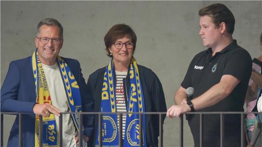 Landrat Kai Seefried, Bürgermeisterin Katja Oldenburg-Schmidt und BSV-Geschäftsführer Timm Hubert (von links) am Samstag in der Halle Nord.