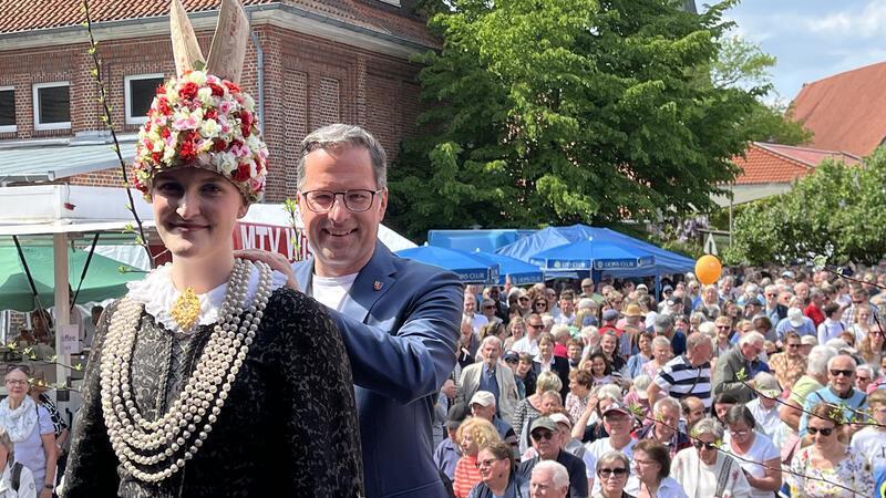 Plattdeutsch und Lehramt: Das ist die neue Altländer Blütenkönigin Linn Schuback Landrat Kai Seefried (CDU) krönt die Altländer Blütenkönigin Linn Schuback.