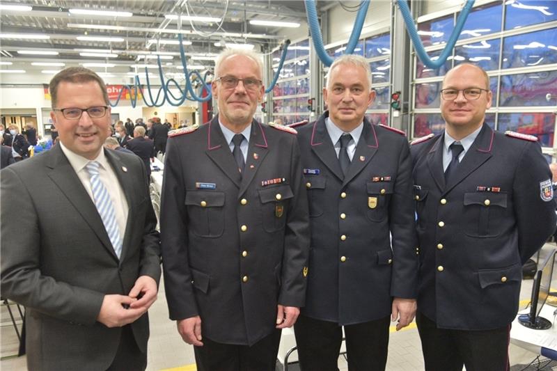 Landrat Kai Seefried (CDU) mit dem Führungstrio der Feuerwehr : Peter Winter, Thorsten Hellwege und Henning Klensang (von links). Foto: Beneke