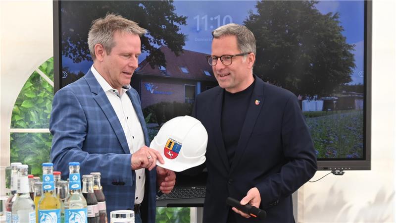 Neues Wasserwerk im Kreis Stade: Antworten auf die wichtigsten Fragen Landrat Kai Seefried (CDU) überreicht TWV-Geschäftsführer Ralf Burghartz einen Bauhelm mit Landkreis-Stade-Wappen (von rechts).