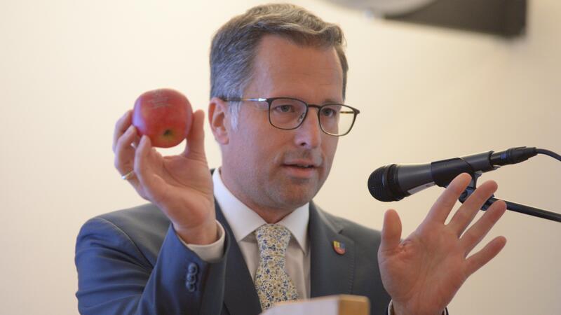 Landrat Kai Seefried (CDU) wirbt für die gesundheitsfördernde Wirkung von Äpfeln aus dem Alten Land.