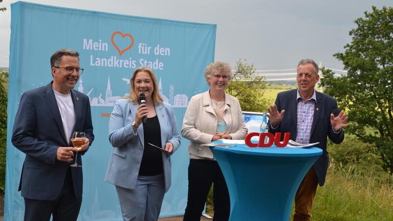 Landrat Kai Seefried, Landtagsabgeordnete Melanie Reinecke und die CDU-Kreistagsfraktionsvorsitzenden Silja Köpcke und Helmut Dammann-Tamke (von links) begrüßen die Gäste.