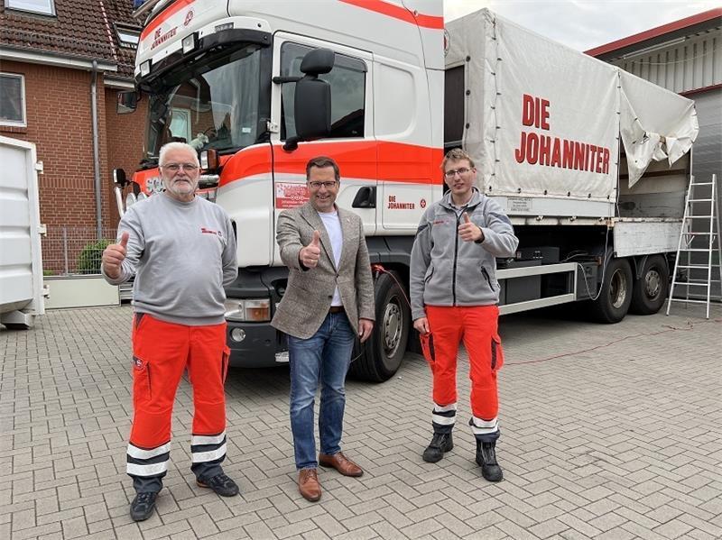Hilfstransport in Stades Partner-Landkreis Goldap gestartet Landrat Kai Seefried (Mitte) mit den Johanniter-Einsatzkräften Kevin Heckmann (rechts) und Hansi Eggert vor der Abfahrt. Foto: Landkreis Stade/Beneke