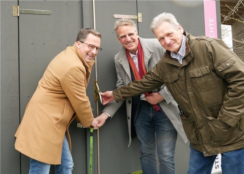 Am Stickstoff scheiden sich die Geister Landrat Kai Seefried, Staatssekretär Stefan Wenzel und Dr. Cord Stoyke (von links) eröffnen die „Stickstoffwelten“ im Natureum. Foto: Jothe/Natureum