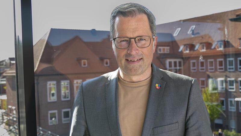 Express-Einbürgerung: Mehr Menschen im Landkreis wollen Deutsche werden Landrat Kai Seefried befürchtet lange Wartezeiten bei der Einbürgerung und Frust bei den Betroffenen.