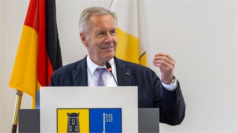 Was am Abend mit Christian Wulff in Stade überraschte Landrat Kai Seefried begrüßt vor vollem Saal im Kreishaus Bundespräsident a. D. Christian Wulff.