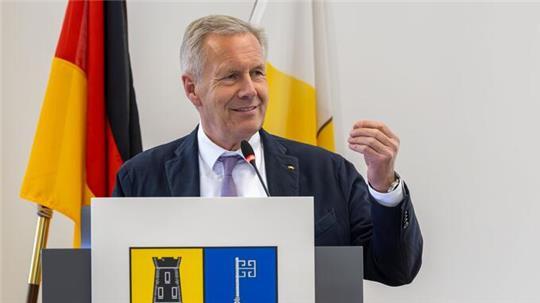 Landrat Kai Seefried begrüßt vor vollem Saal im Kreishaus Bundespräsident a. D. Christian Wulff.