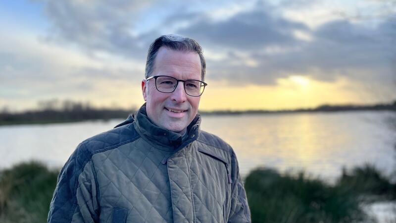 Landrat Kai Seefried beim Gespräch über den Wolf in der Region. Treffpunkt war dafür das Hohe Moor, wo sich ein Wolfsrudel angesiedelt hat.