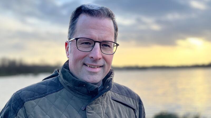 Landrat Kai Seefried beim Gespräch über den Wolf in der Region. Treffpunkt war dafür das Hohe Moor, wo sich ein Wolfsrudel angesiedelt hat.