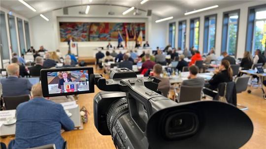 Landrat Kai Seefried bringt den Haushalt ein. Die Sozialhilfekosten sind explodiert und treiben den Landkreis Stade tief in die Verschuldung.
