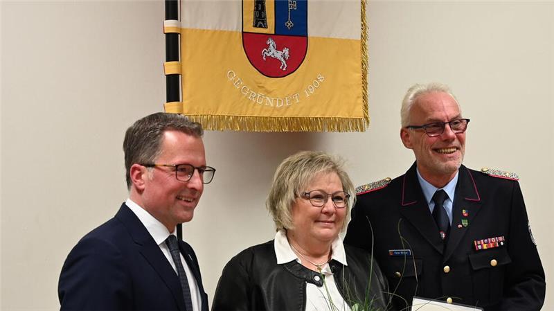 Konvoi durch den Kreis Stade: Kreisbrandmeister feiert emotionalen Abschied Landrat Kai Seefried ernennt den scheidenden Kreisbrandmeister Peter Winter - hier mit Ehefrau Annette - zum Ehrenkreisbrandmeister.