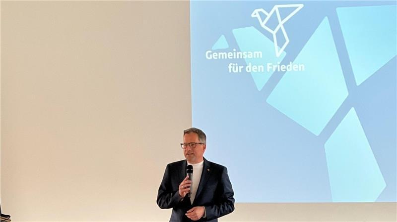 Landrat Kai Seefried führt durch das Volksbund-Forum im Kreishaus.