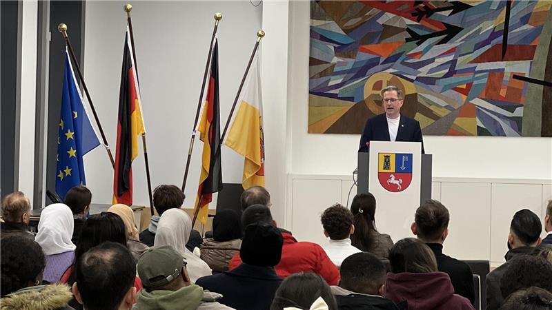 Landrat Kai Seefried führt durch die Festveranstaltung im großen Sitzungssaal des Kreishauses.