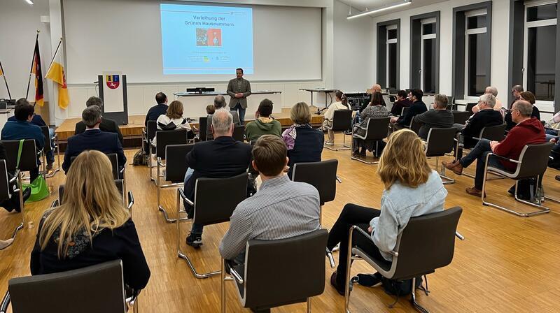 Landrat Kai Seefried führt durch die Veranstaltung und wirbt um Teilnehmer bei der nächsten Runde.