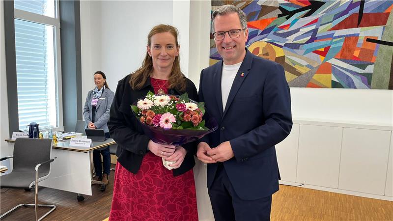 Landrat Kai Seefried gratuliert Kreisbaurätin Madeleine Pönitz zur Wiederwahl.