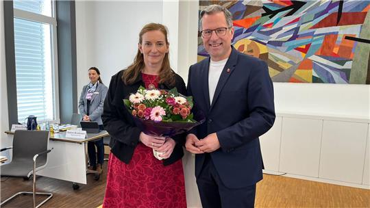 Landrat Kai Seefried gratuliert Kreisbaurätin Madeleine Pönitz zur Wiederwahl.