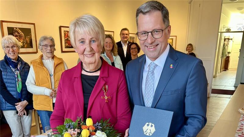 Landrat Kai Seefried händigt Lisa Sitz aus Himmelpforten das Verdienstkreuz am Bande des Verdienstordens der Bundesrepublik Deutschland aus.