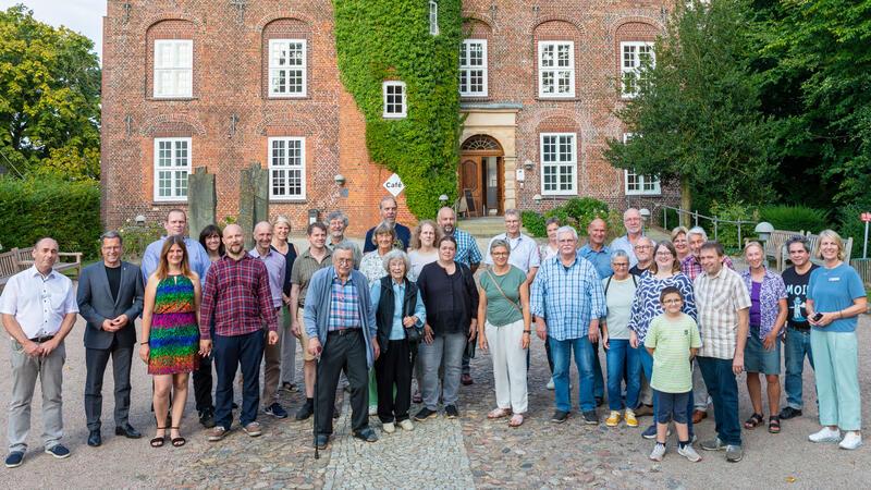 25 Jahre Wespenberatung: Warum die lästigen Tiere so wichtig sind Landrat Kai Seefried hatte die ehrenamtlichen Wespenberaterinnen und Wespenberater zur Ehrung ins Schloss Agathenburg eingeladen.