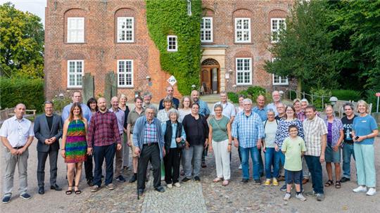 Landrat Kai Seefried hatte die ehrenamtlichen Wespenberaterinnen und Wespenberater zur Ehrung ins Schloss Agathenburg eingeladen.