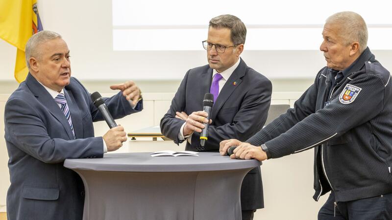 Trauriger Jahrestag: Appell und Dank von Landrat Seefried Landrat Kai Seefried im Gespräch mit Grischa Kaflowsky (links) und dem Leiter der Feuerwehr- und Rettungsleistelle, Wilfried Sprekels (rechts).