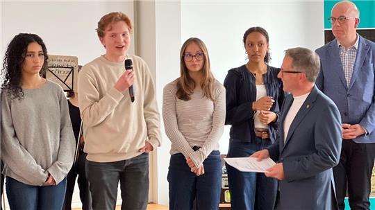 Landrat Kai Seefried im Gespräch mit Schülerinnen und Schülern des Stader Vincent-Lübeck-Gymnasiums.