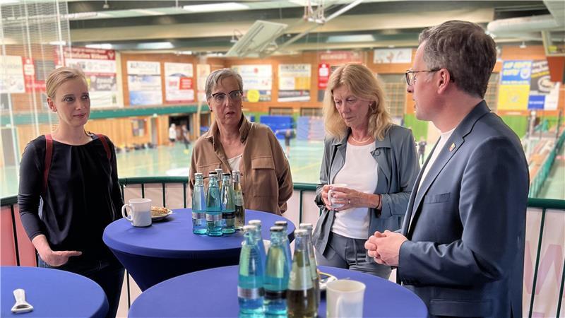 Auf einen Kaffee mit dem Landrat: Neue Reihe feiert Premiere beim BSV Landrat Kai Seefried im Gespräch mit den BSV-Ehrenamtlichen Claudia Müsing, Marion Hinsen und Manuela Rödenbeck (von rechts).