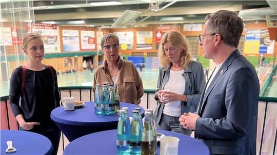 Landrat Kai Seefried im Gespräch mit den BSV-Ehrenamtlichen Claudia Müsing, Marion Hinsen und Manuela Rödenbeck (von rechts).