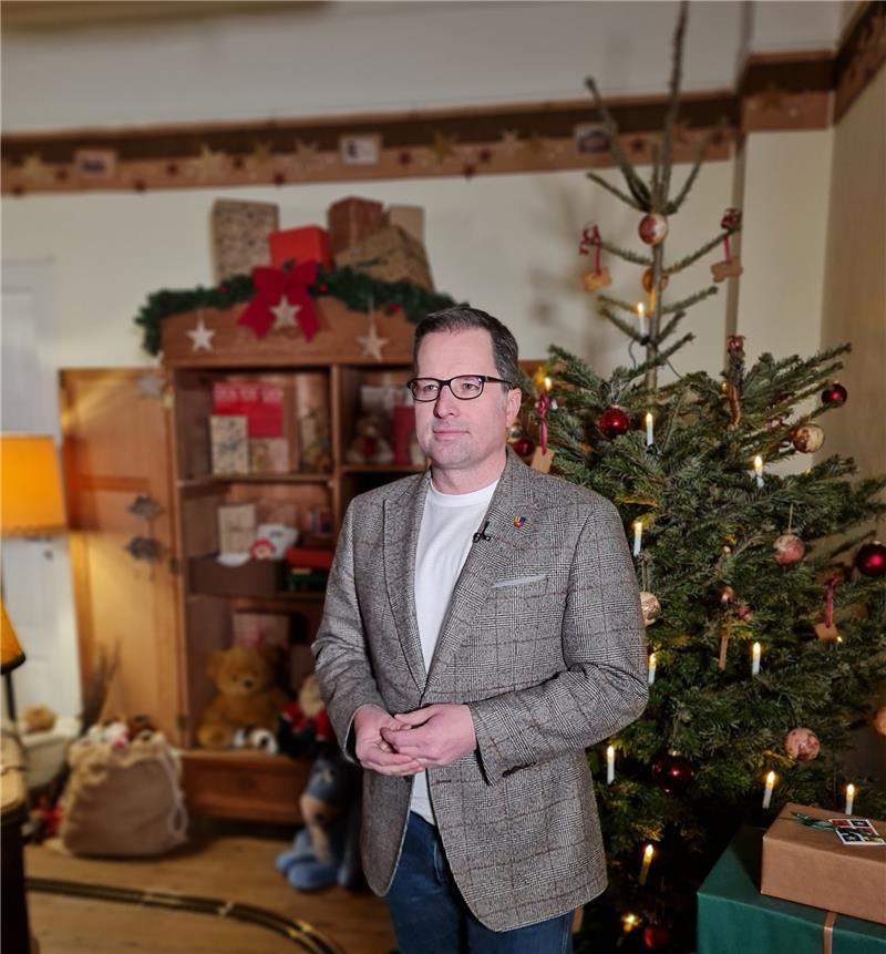Landrat Kai Seefried in der Weihnachtsmannstube im Christkindpostamt in Himmelpforten. Foto: Landkreis Stade/Beneke