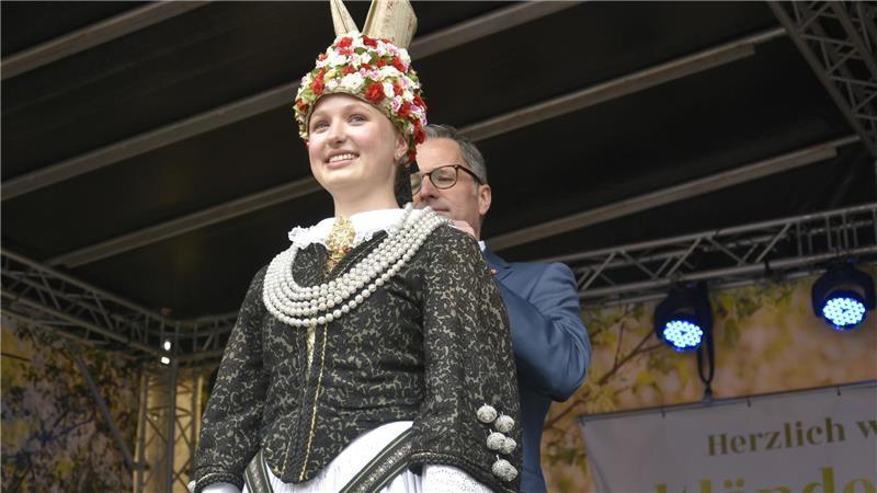 Landrat Kai Seefried krönt Anna zur Blütenkönigin.