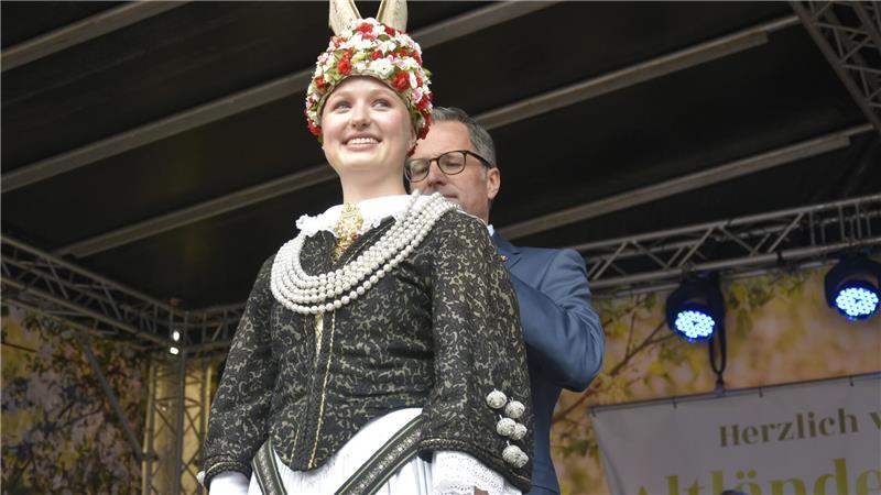 Landrat Kai Seefried kürt die neue Blütenkönigin.