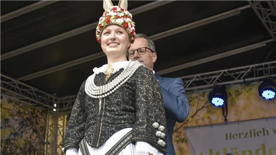 Landrat Kai Seefried kürt die neue Blütenkönigin.