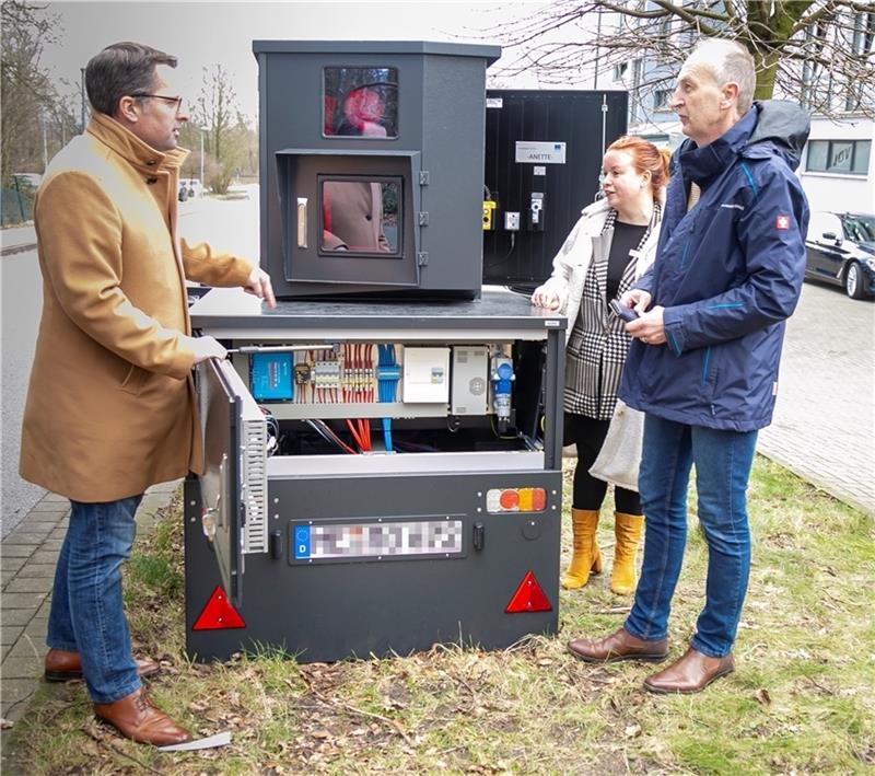 Verkehrsverstöße lassen Kasse im Kreis Stade klingeln Landrat Kai Seefried lässt sich von Inken Montzka und Ulf Wiebusch den Radar-Anhänger „Anette“ vorführen. Foto: Landkreis Stade / Christian Schmidt