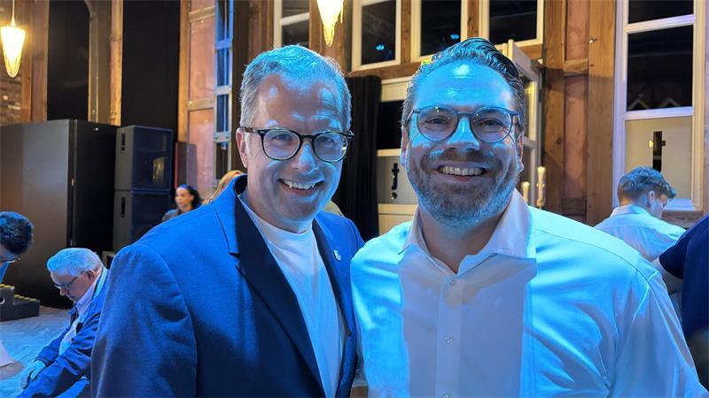 Jubel und Enttäuschung in Stade: Reaktionen auf die Bürgermeisterwahl Landrat Kai Seefried (links) drückte als Privatperson Arne Kramer die Daumen, sagt er. Er freue sich aber auch auf die Zusammenarbeit mit Kai Koeser. "Das Wahlergebnis war deutlich."