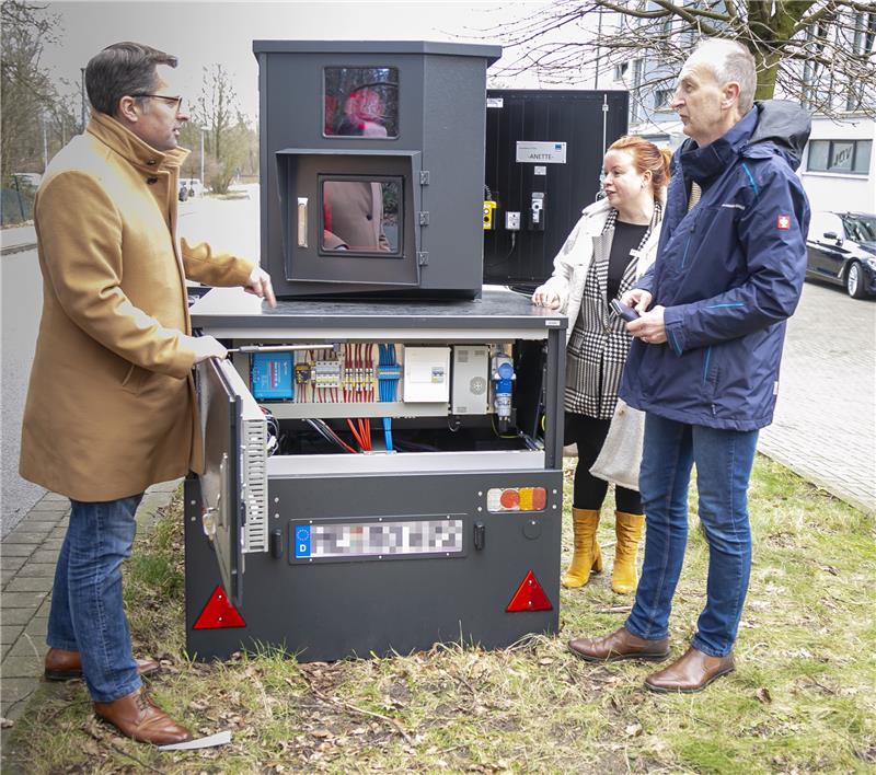 Landrat Kai Seefried (links) lässt sich die Ausstattung des Radar-Trailers von Inken Montzka aus dem Straßenverkehrsamt und dem Messbeamten Ulf Wiebusch erklären. Foto: Landkreis Stade/Christian Schmidt