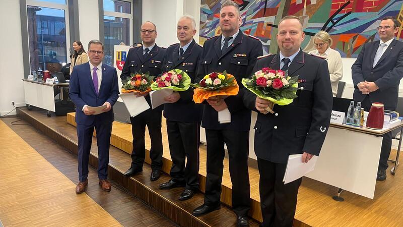 Der Landkreis Stade hat einen neuen Kreisbrandmeister Landrat Kai Seefried (links) übergibt die Ernennungsurkunden und vereidigt die neue Führungsriege der Kreisfeuerwehr: Henning Klensang, Thorsten Hellwege, Danny Waltersdorf und Sebastian Hinsen (von links). Von der künftigen Führungscrew fehlt Marcus Hinrichs aus Harsefeld.