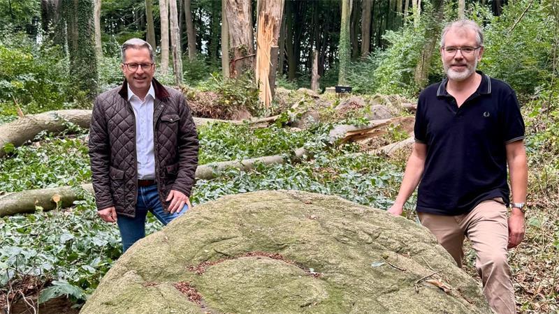 Steingräber: Hier im Kreis Stade darf bald jeder wieder hin Landrat Kai Seefried (links) und Kreisarchäologe Daniel Nösler freuen sich darüber, dass die Großsteingräber in Grundoldendorf wieder für die Öffentlichkeit zugänglich gemacht werden.