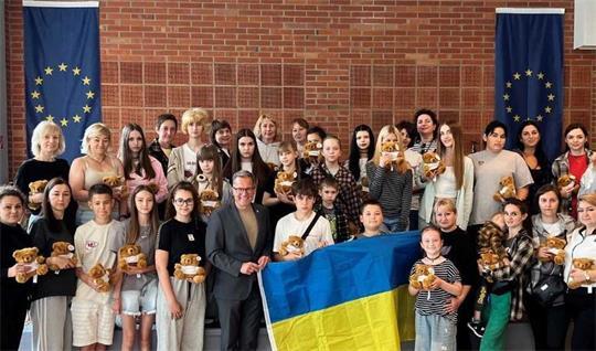 Landrat Kai Seefried mit Gästen und Fahne der Ukraine.
