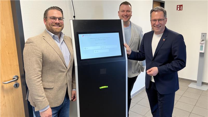 Landrat Kai Seefried mit IT-Amtsleiter Danny Thieme und dem Leiter des Amtes Straßenverkehr, Arne Kramer, an einem der neuen „Frontdesk“-Terminals am Standort Kaisereichen (von rechts). Foto: Landkreis