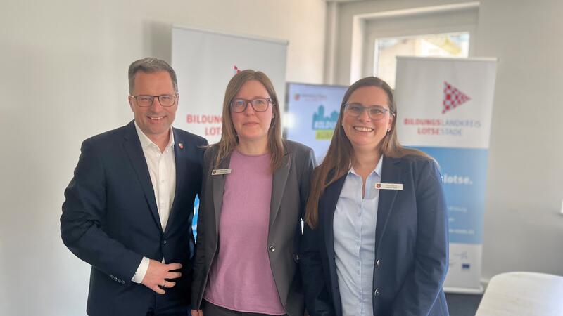Landrat Kai Seefried mit Mareen Telschow und Anke Heydorn vom Bildungsbüro des Landkreises Stade.