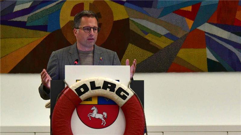 Landrat Kai Seefried mit Rettungsring am Rednerpult im Kreishaus – als Zeichen für die kommunale Finanzkrise.