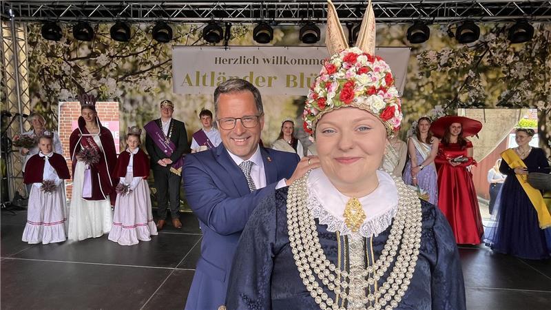 Königin Ella: 18-Jährige ist neue Blütenkönigin Landrat Kai Seefried mit der neuen Blütenkönigin Ella Weilert.