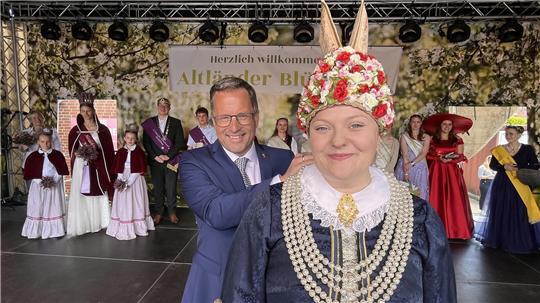 Landrat Kai Seefried mit der neuen Blütenkönigin Ella Weilert.