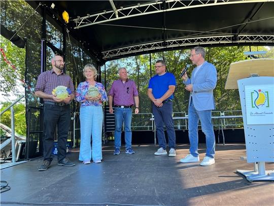 Landrat Kai Seefried (rechts) mit Thomas Robak (von links), Schulleiterin Julia Laing (Grund- und Oberschule Oldendorf) sowie Matthias Riel (Jork) und Holger Falcke (Oldendorf-Himmelpforten). Foto: Landkreis / Beneke